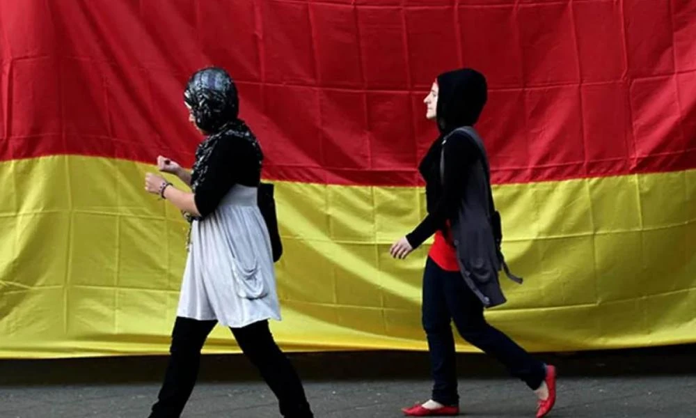 Έρχεται θρησκευτική σύγκρουση στην Ευρώπη;-Το κοράνι πάνω από τα εθνικά συντάγματα για τους Μουσουλμάνους